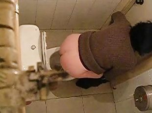 Hidden cameraman in shower admiring amateur booty